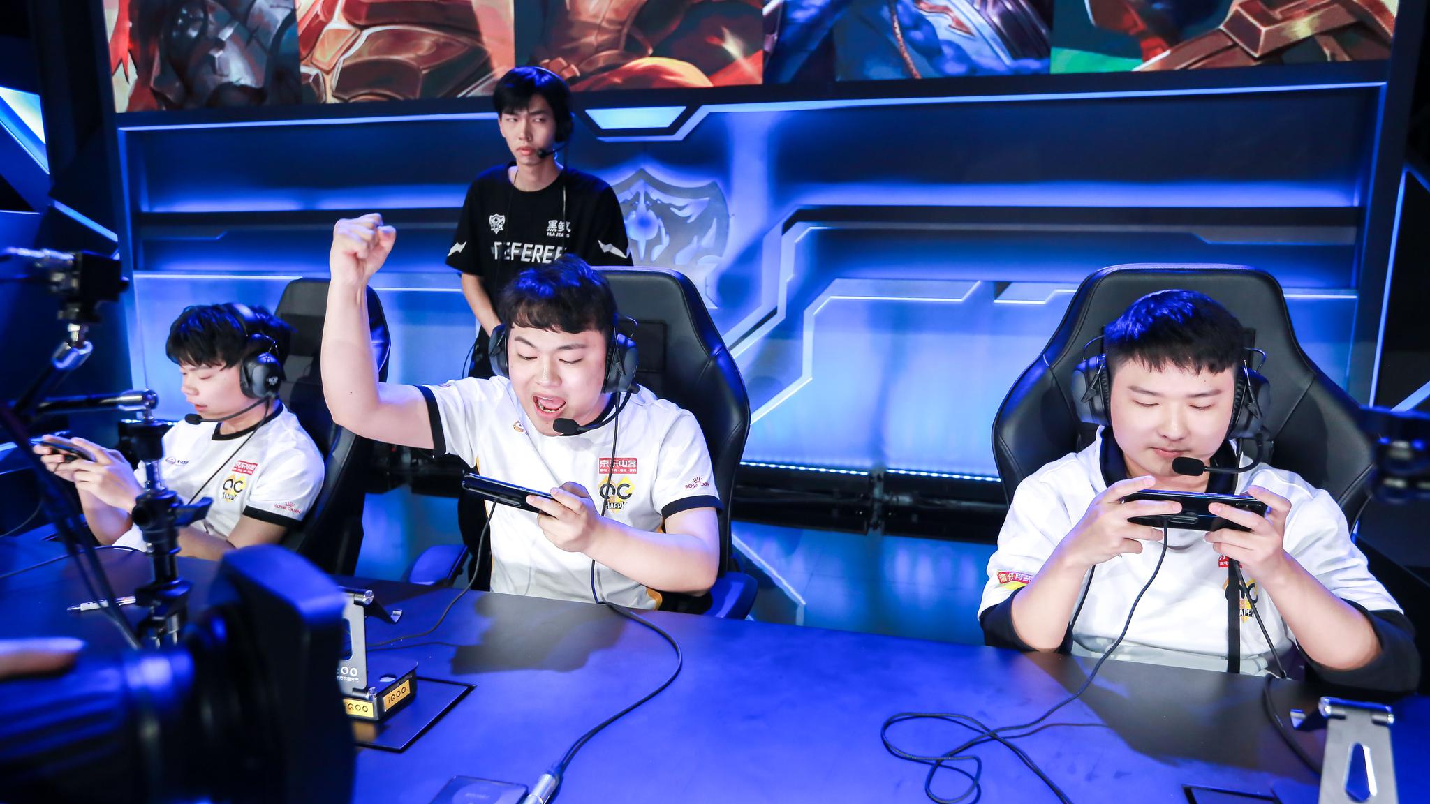 全力以赴的表演！上路、中路、下路和打野都做出了精彩的操作， EDward Gaming 击败了 Bilibili Gaming ，三支队伍全部获胜晋级